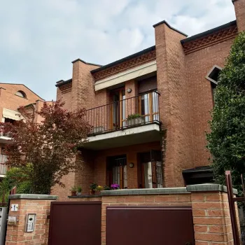 Edificio residenziale plurifamiliare rifinito in mattoni faccia a vista rossi